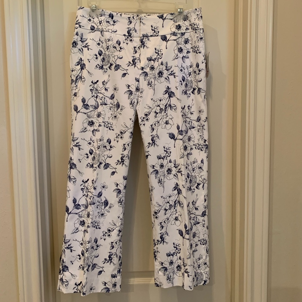 Andre Oliver White Capri Pants with Navi Flowers